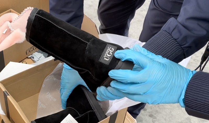 上海外港海關(guān)在海運(yùn)出口渠道查獲侵權(quán)“UGG”鞋靴4938雙20210428-邱子豪攝2