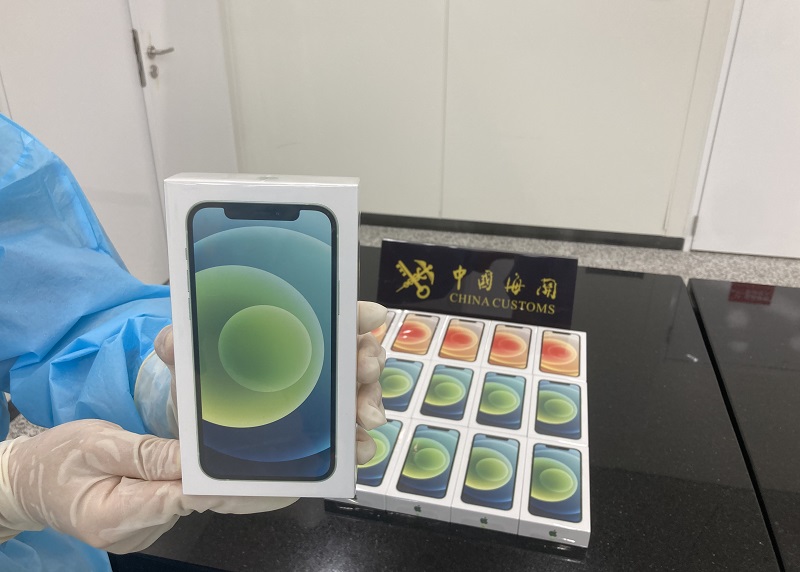 圖為：關(guān)員對(duì)查獲的走私手機(jī)進(jìn)行清點(diǎn)+林培艷攝